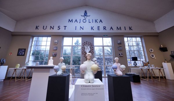 Klimakritik in Keramik.