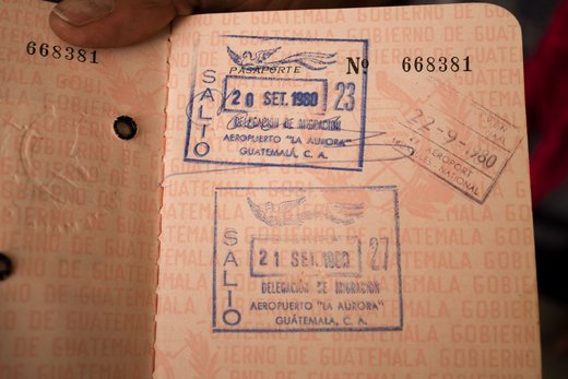 Zwei Ausreisestempel: eine von vielen Ungereimtheiten in Martas Adoptionsgeschichte.