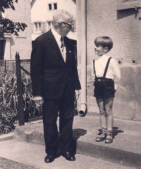 Der heutige "Gegenwind"-Kandidat Justus Wolf mit seinem Großvater Nathan Wolf im Jahr 1968. Foto: wolf-wangen.com, Freundeskreis Jacob Picard  Der heutige "Gegenwind"-Kandidat Justus Wolf mit seinem Großvater Nathan Wolf im Jahr 1968. Foto: wolf-wangen.com, Freundeskreis Jacob Picard