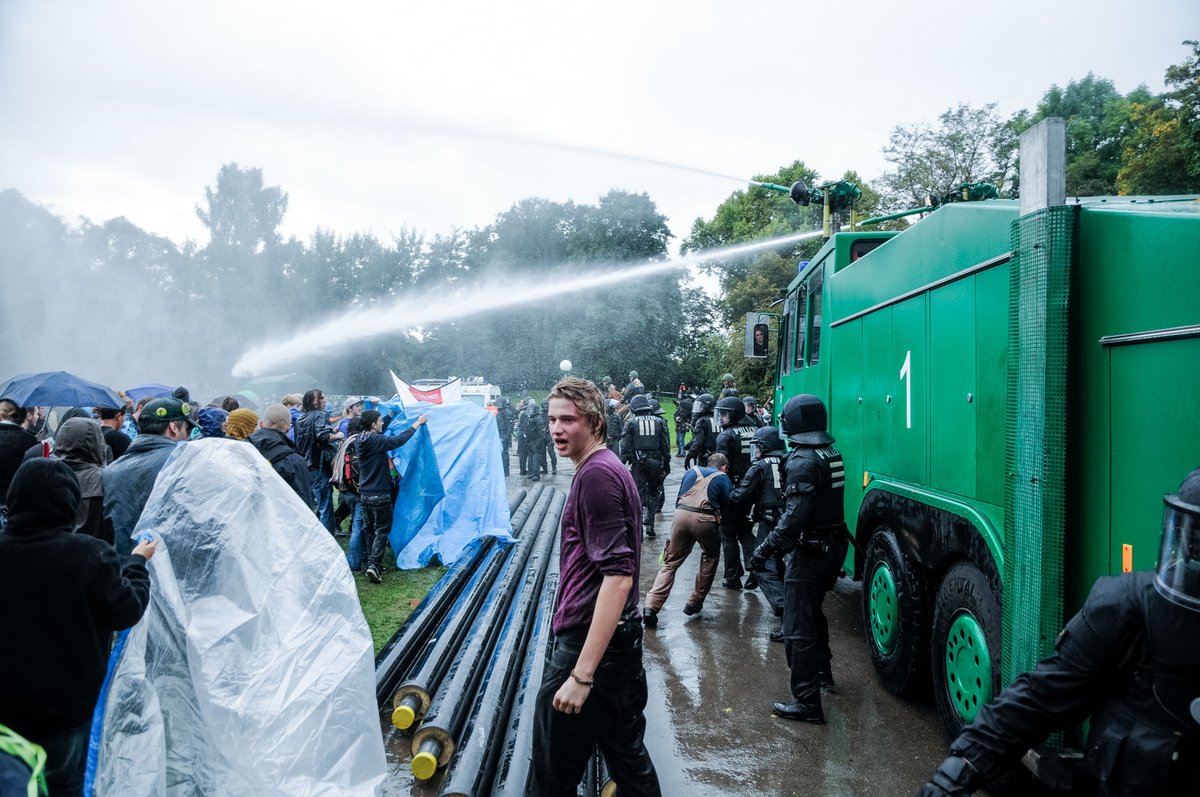 … und geht mit großzügigen Schwenks über die Menge. Fotos: Jens Volle