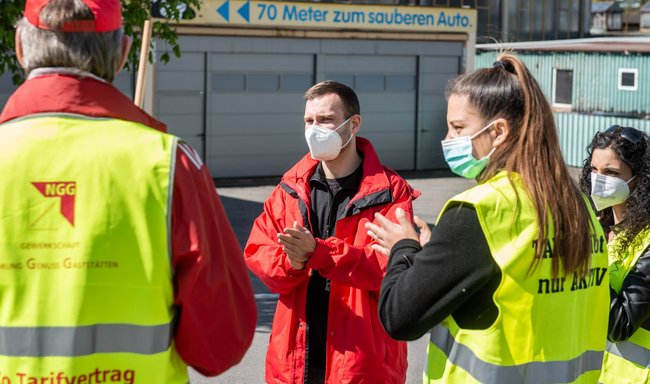 Alexander Münchow (Mitte), Landesbezirkssekretär der NGG, ist beim Warnstreik dabei.