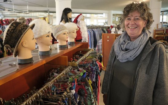 Monika Kraus vom Wühli in Schorndorf meint, dass auch immer mehr Männer Second Hand kaufen.