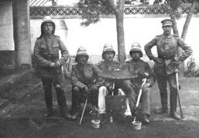 Sofonias Theuß (rechts) 1901 in Peking. Foto: Feilerseiten.de Sofonias Theuß (rechts) 1901 in Peking. Foto: Feilerseiten.de
