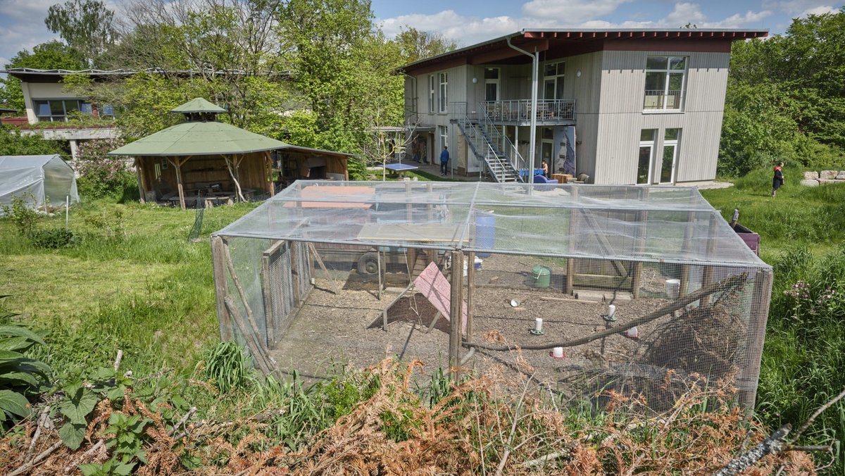 Rechts hinten die Schule der Gemeinschaft.