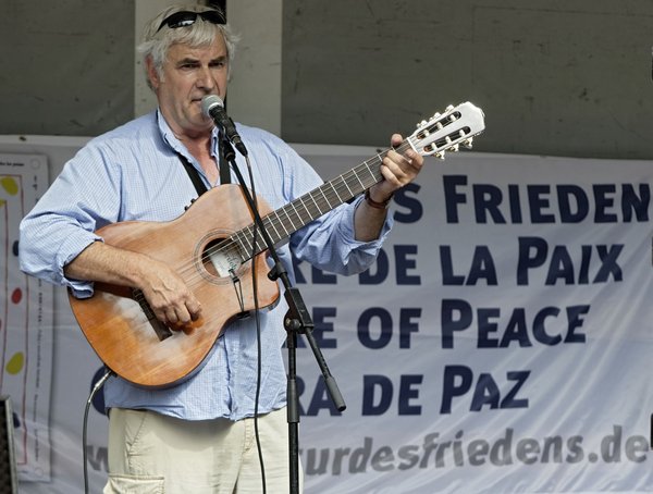 Henning Zierock 2015 bei einer Kundgebung vor der US-Kaserne in Stuttgart-Möhringen. Foto: Joachim E. Röttgers