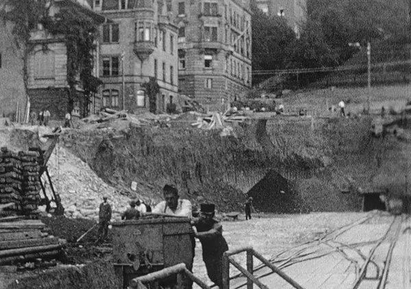Kriegsgefangene des Gaisburglagers beim Luftschutzbau am Wagenburgtunnel. Foto: Stadtarchiv Stuttgart, StAS 9510, Kriegschronik, Film 24/2