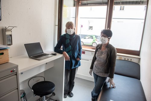 Stehen bereit: die ehrenamtliche Ärztin Beate Erlenbauer (links) und Krankenschwester Monika Wudi. Stehen bereit: die ehrenamtliche Ärztin Beate Erlenbauer (links) und Krankenschwester Monika Wudi.