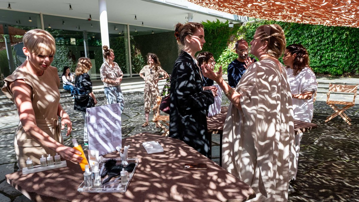 Während der Ornamenta ist ein Sonnensegel aus Biokunststoff über den Hof des Pforzheimer Reuchlinhauses gespannt.