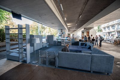 Bücherregal, Badewanne, Waschmaschine: 39 Quadratmeter Wohnraum, wo früher eine Handvoll Autos standen.