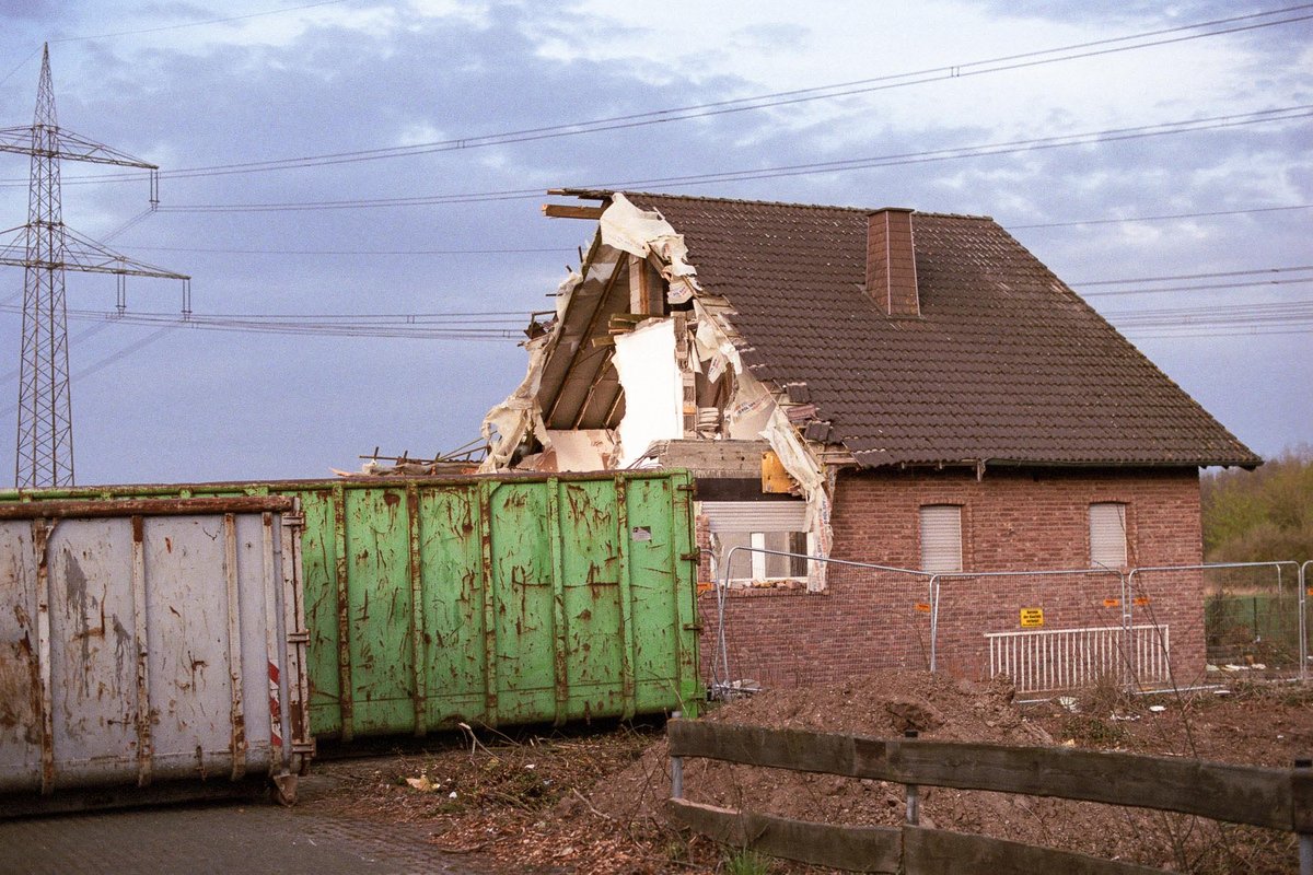 Solche Container nennen die Manheimer:innen Häusersärge: im April 2018 in der Blumenstraße ...