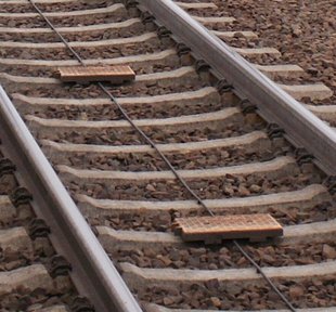 Sogenannte "Balisen" steuern den Zugverkehr. Foto: Wikimedia Commons, CC BY-SA 2.5