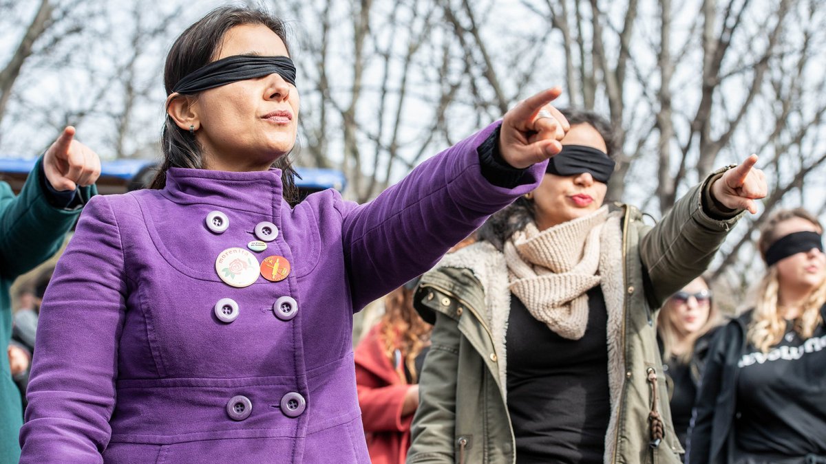 Performance starker Frauen beim internationalen Frauentag in Stuttgart, 2020. Foto: Jens Volle