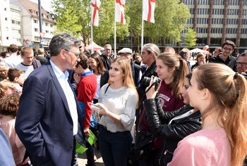 Salomon mit Jungwählerinnen. 