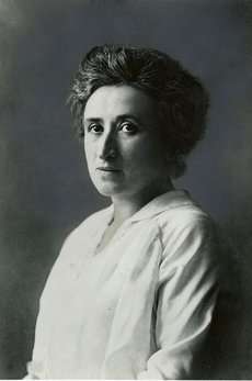 Rosa Luxemburg, um 1905. Foto: gemeinfrei