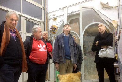 Ganz schön groß: Winfried Wolf, Lenks Steuerberater Peter Mannherz, Werner Sauerborn, Peter Lenk, seine Frau Bettina und Volker Lösch begutachten das werdende Kunstwerk.