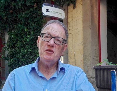 Michael Moos 2017, kurz nachdem er sich die Akteneinsicht erstritten hatte. Fotos: Minh Schredle