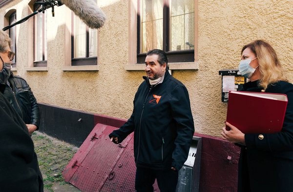 Elwis Capece vor einem Haus in Neuenbürg nahe Pforzheim. Mitarbeiter der Firma Müller-Fleisch sind hier untergebracht. Foto: Verena Müller