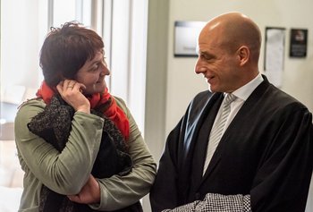 Kontext-Redakteurin Anna Hunger mit Kontext-Anwalt Markus Köhler.