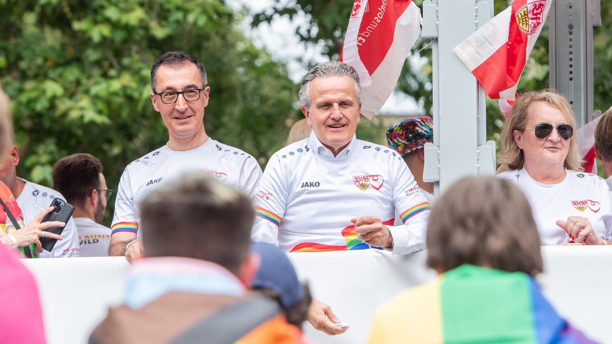 Und im Juli 2024 thront er beim Christopher-Street-Day auf dem Wagen des VfB Stuttgart, an seiner Seite: OB Frank Nopper.
