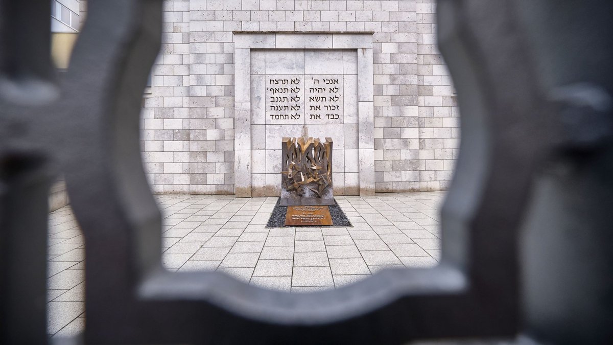 Ein Ort, der zum Erinnern mahnt: Vorfläche der Stuttgarter Synagoge im Hospitalviertel, die 1952 auf den Grundmauern der in der Pogromnacht am 9. November 1938 zerstörten alten Synagoge erbaut wurde. Foto: Joachim E. Röttgers Ein Ort, der zum Erinnern mahnt: Vorfläche der Stuttgarter Synagoge im Hospitalviertel, die 1952 auf den Grundmauern der in der Pogromnacht am 9. November 1938 zerstörten alten Synagoge erbaut wurde. Foto: Joachim E. Röttgers