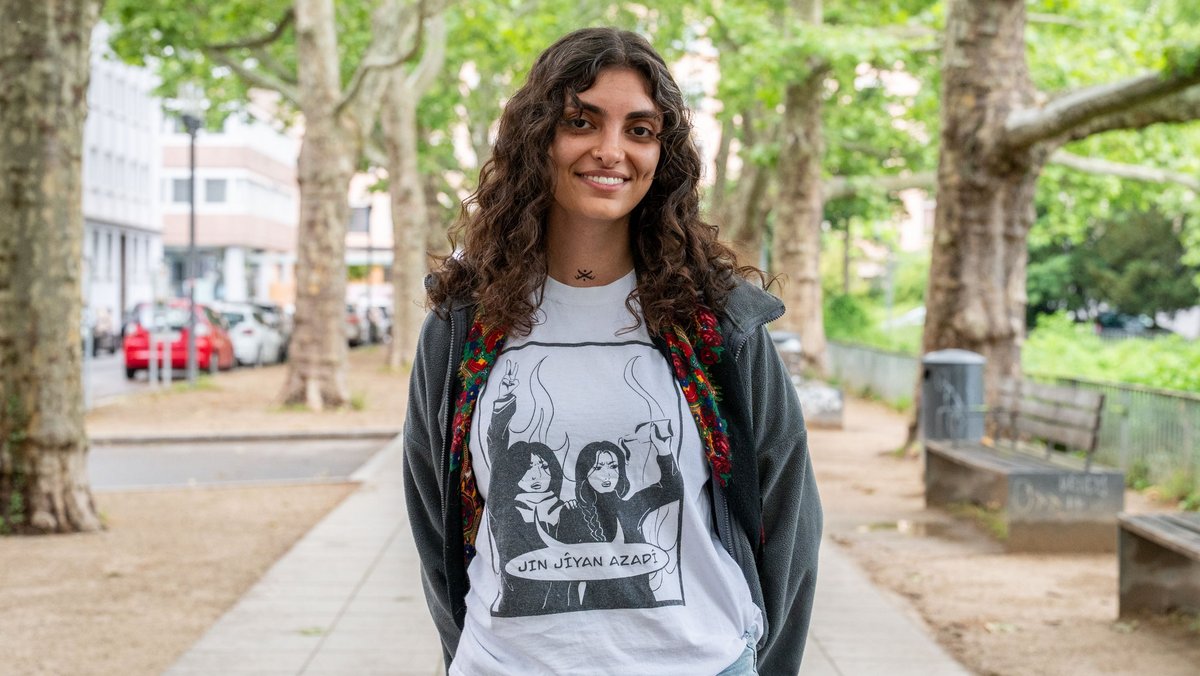 Die Kurdin Avra Emin. Auf ihrem T-Shirt steht "Frau, Leben, Freiheit", ein Slogan der kurdischen Befreiungsbewegung, weltweit bekannt geworden während der Proteste im Iran 2022. Foto: Jens Volle