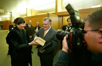 19.4.2005, Teufel tritt als Ministerpräsident zurück.