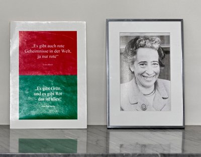 Hannah Arendts Porträt auf dem Kaminsims in Kretschmanns Büro.