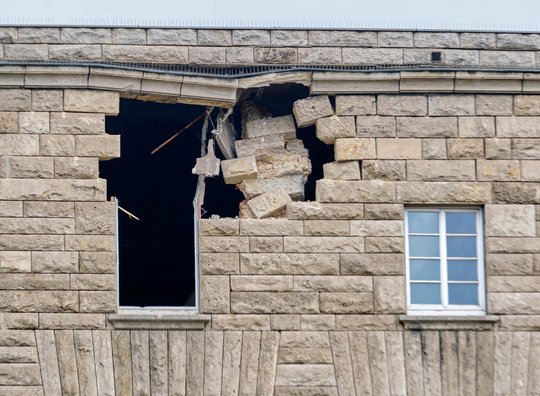Wer keinen Steinschlagschaden riskieren will, macht einen Bogen um den Bonatzbau. 2021 stürzten Brocken runter. Foto: Joachim E. Röttgers