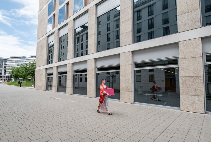 Seltsame Gestalten mit rosa Kartons wurden am Freitagmittag im Europaviertel gesichtet.