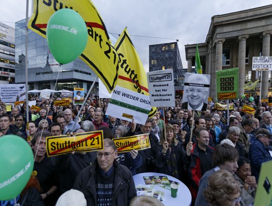 Im Protestlager ist die Stimmung schnell gekippt: Grünen-skeptische Plakate auf einer Demo, September 2013 in Stuttgart. 