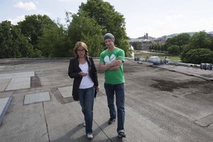 Armin Petras und Kontext-Redakteurin Susanne Stiefel auf dem Dach des Kleinen Hauses.