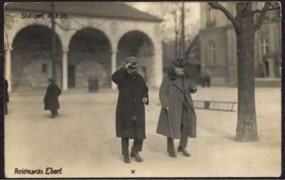 Reichspräsident Friedrich Ebert (links) am 18. März 1920 vor dem Kunstgebäude am Stuttgarter Schlossplatz. Foto: Hauptstaatsarchiv Stuttgart P2 Bü 77 Bild 4