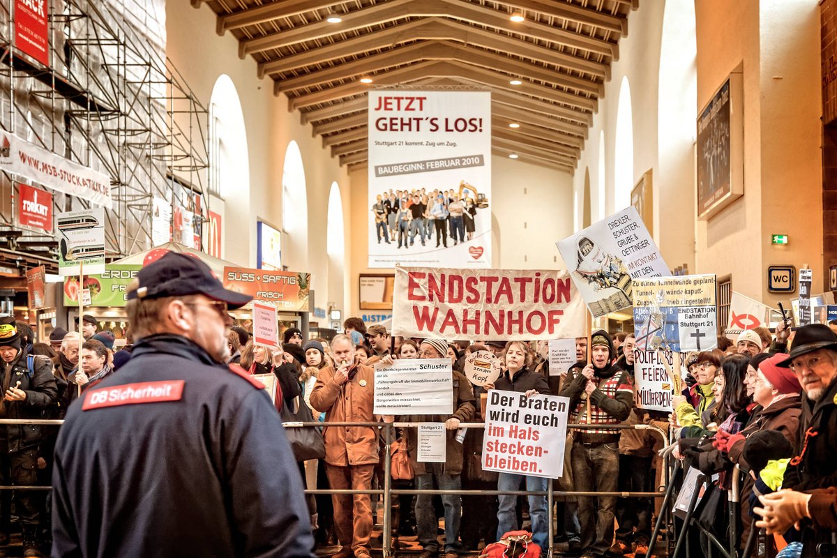 Das Motto "Jetzt geht's los" interpretierten derweil einige StuttgarterInnen – nach damaligen Schätzungen mindestens 2000 – etwas anders.