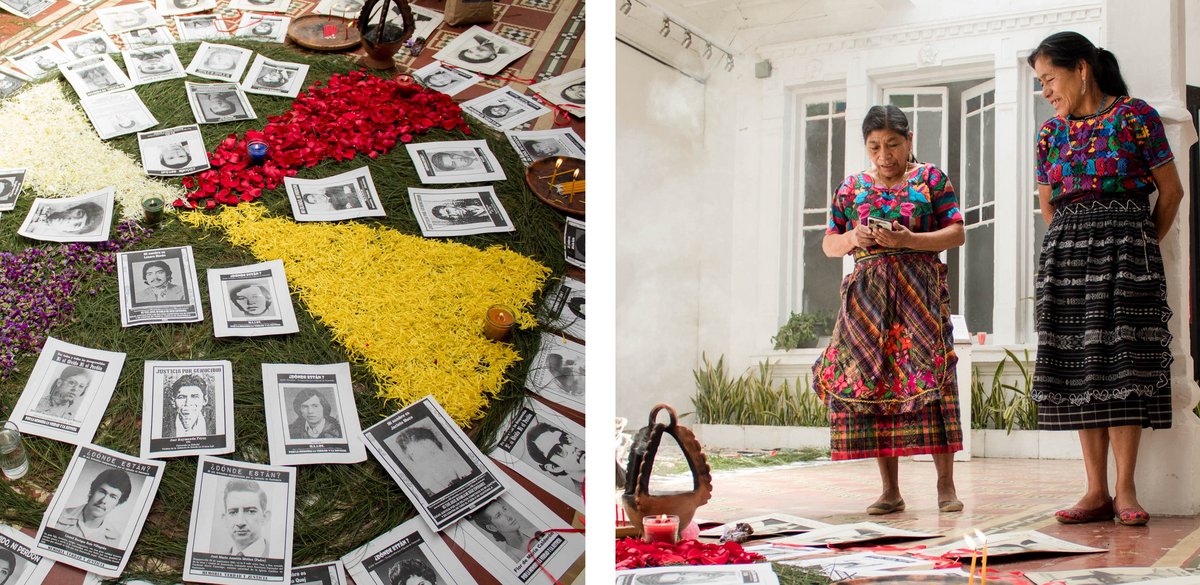 Maya-Zeremonie im Casa de la Memoria (Haus der Erinnerung) mit den Steckbriefen Verschwundener. Zwei Besucherinnen in Huipil-Tracht.