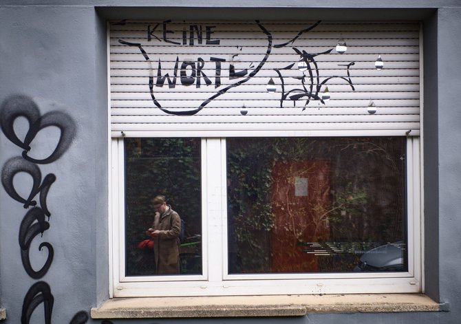 "Solange ich tanze, brauche ich keine Worte" ist zu lesen, wenn der Rollladen ganz zu ist. "Solange ich tanze, brauche ich keine Worte" ist zu lesen, wenn der Rollladen ganz zu ist.