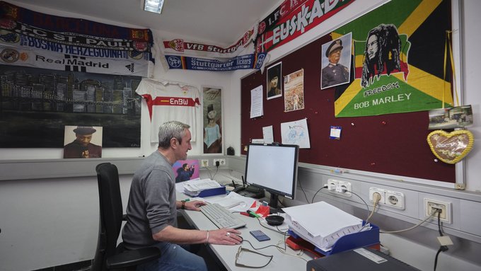 Arbeitsplatz mit Tito, Bob Marley und den Kickers.