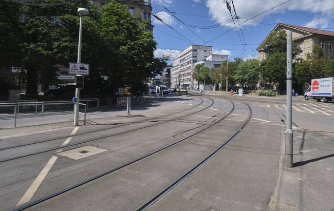 Ganz schön viel Straße. Am Stöckach mit dem Zeppelin-Gymnasium im Hintergrund.  Ganz schön viel Straße. Am Stöckach mit dem Zeppelin-Gymnasium im Hintergrund.