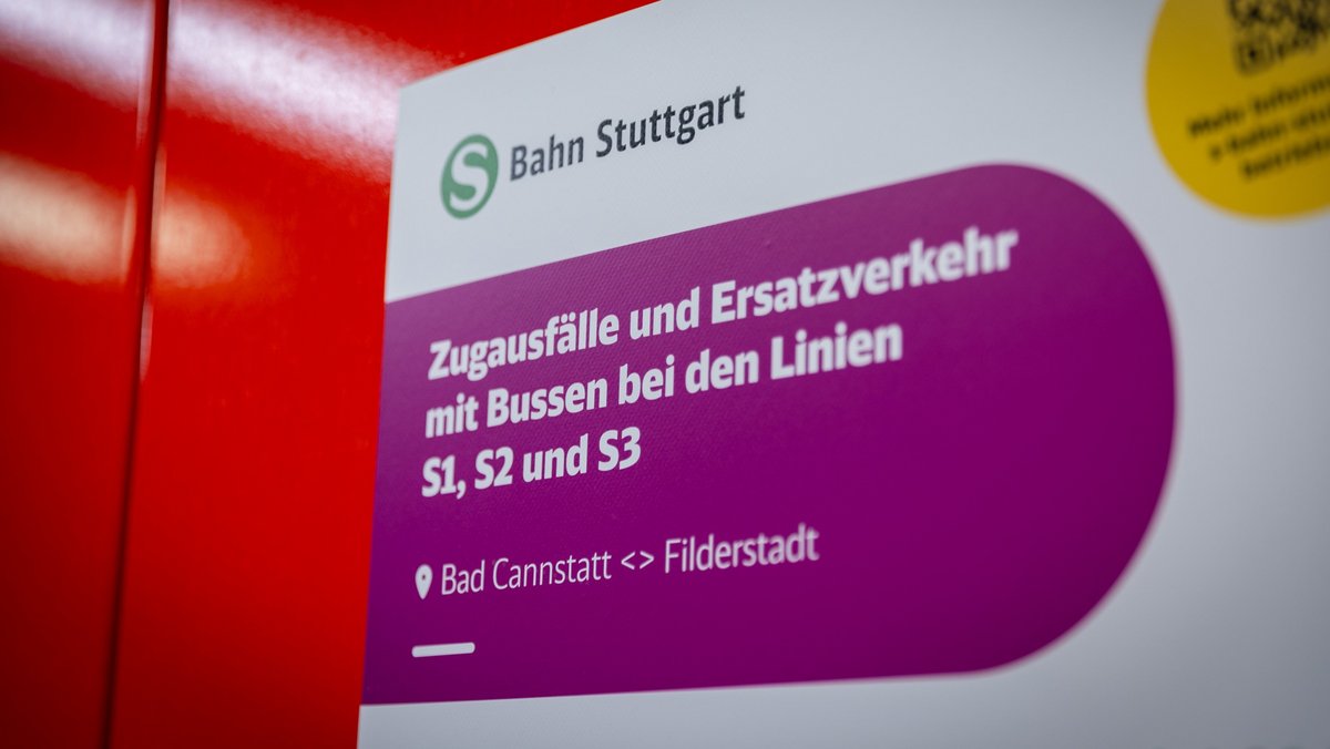 Gehören in Stuttgart zum Stadtbild: Hinweise auf Probleme mit der Bahn, hier am Hauptbahnhof. Foto: Julian Rettig