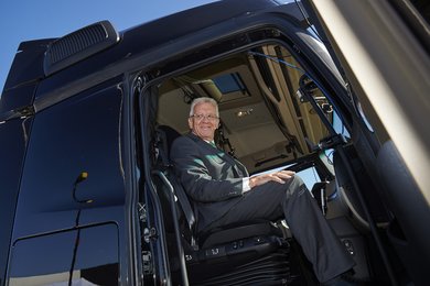 Bekannter Autoliebhaber: Winfried Kretschmann. Foto: Daimler AG