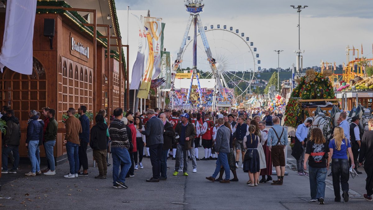 Schlangestehen vor dem Hofbräu-Zelt.