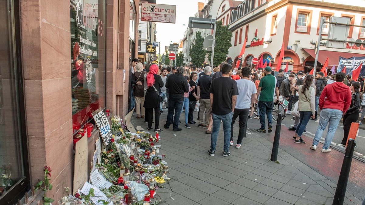 Gedenken am Mannheimer Marktplatz, auf dem Ante P. nach einem Polizeieinsatz zu Tode kam. Foto: Jens Volle