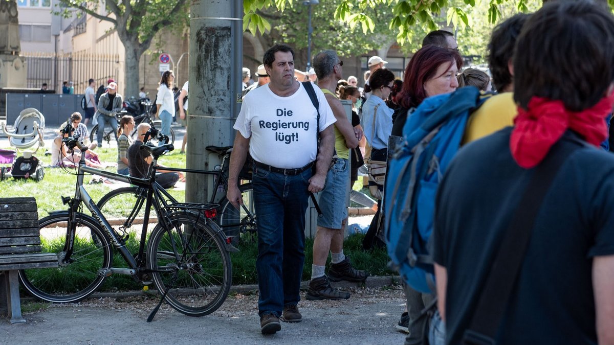 Hauptsache kein Mainstream: Viele, die bei "Querdenken" dabei waren, misstrauen weiterhin den offiziellen Narrativen. Fotos: Jens Volle