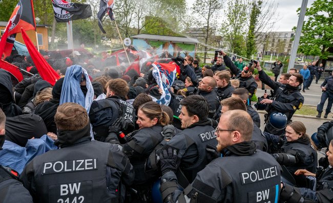 Mit Pfefferspray und Schlagstock verhindert die Polizei einen Antifa-Demozug.