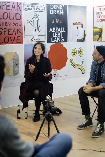 Radikale Empathie im Kultur Kiosk bedeutet reden. Geht jetzt nicht mehr. Foto: Manuel Wagner Radikale Empathie im Kultur Kiosk bedeutet reden. Geht jetzt nicht mehr. Foto: Manuel Wagner