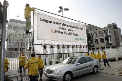 Im Sommer 2003 macht Greenpeace mobil gegen Dieselruß.