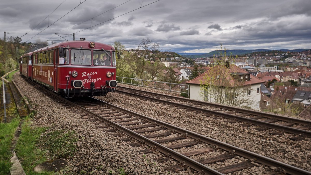 Und auch raus aus dem Talkessel: ein Flitzer, unterwegs auf beeindruckend schöner Strecke.