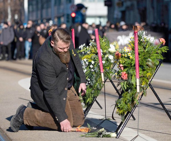 Alexander Donninger bei einem Neonazi-Gedenken im Jahr 2022 anlässlich des 78. Jahrestages der Bombardierung Dresdens im Zweiten Weltkrieg. Foto: Recherche Nord, CC BY-NC 4.0 Deed Alexander Donninger bei einem Neonazi-Gedenken im Jahr 2022 anlässlich des 78. Jahrestages der Bombardierung Dresdens im Zweiten Weltkrieg. Foto: Recherche Nord, CC BY-NC 4.0 Deed