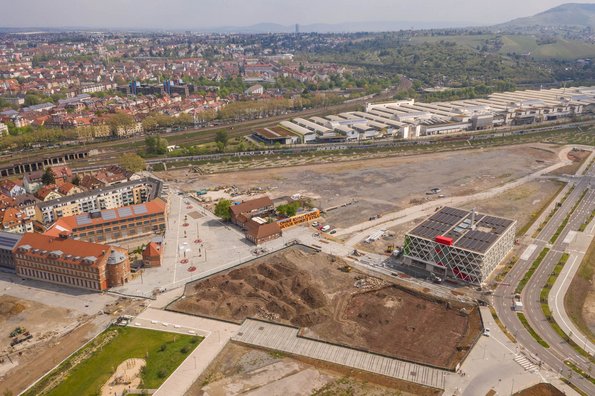 Mitten im Tristen liegt die grüne Insel, leicht bunt der Parkhausklotz.