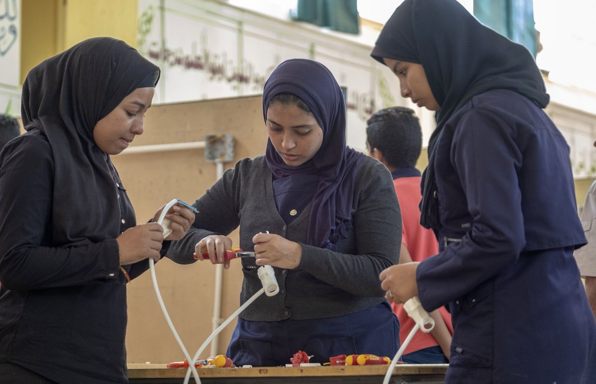 Ägypten, Luxor, Ausbildungswerkstatt für Elektriker:innen. Die jungen Frauen sind im ersten Lehrjahr (2018).