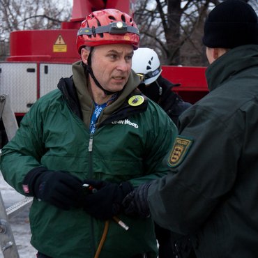 Eberhard Linckh, von der Polizei vom Baum geholt. Foto: Chris Grodotzki